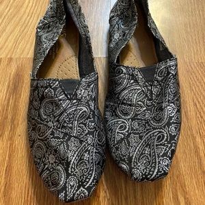 Black and silver paisley TOMS